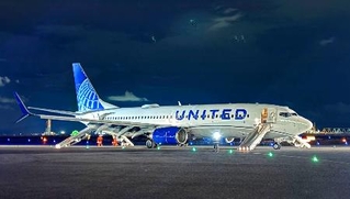 　関西空港に緊急着陸したユナイテッド航空機。乗客は脱出用シューターを使って全員避難した＝１２日午後７時３３分（乗客提供）