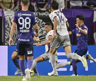 　広島-京都　後半、同点ゴールを決める京都・ラファエルエリアス（奥左）＝Ｅピース