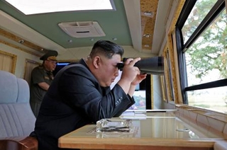　１１、１２両日、国防科学院の研究所を視察した北朝鮮の金正恩朝鮮労働党総書記（朝鮮中央通信＝共同）