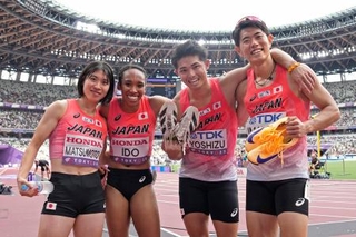 　混合１６００メートルリレー予選で３分１２秒０８の日本新をマークした（左から）松本奈菜子、井戸アビゲイル風果、吉津拓歩、今泉堅貴＝国立競技場