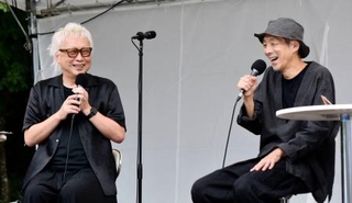 　西田敏行さんをしのぶイベントで対談する宮藤官九郎さん（右）と箭内道彦さん＝１３日午後、福島県郡山市