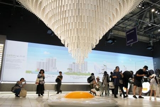 　日本人が一生で食べる卵の数を表現した「ＥＡＲＴＨ　ＭＡＲＴ」の展示＝８日、大阪市此花区の夢洲
