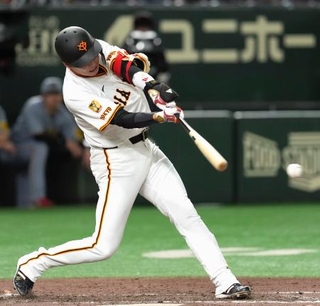 　９回巨人１死二、三塁、代打坂本が中前に逆転サヨナラ２点打を放つ＝東京ドーム
