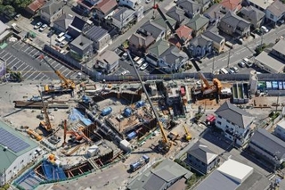 　復旧工事が続く、埼玉県八潮市の県道の陥没現場＝７月