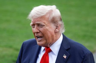 　ホワイトハウスで記者団に応えるトランプ米大統領＝１１日、ワシントン（ゲッティ＝共同）