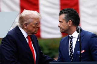 　ヘグセス米国防長官（右）とトランプ大統領（ゲッティ＝共同）