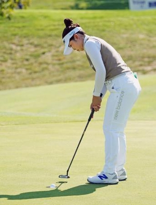 　第３ラウンド、６番でバーディーパットを決める山下美夢有。通算１４アンダーで３位に浮上＝ＴＰＣリバースベンド（共同）
