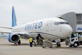 　運輸安全委員会による調査が始まった米ユナイテッド航空機＝１４日午前、関西空港