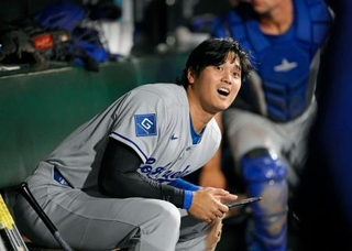 　ジャイアンツ戦の９回、Ｅ・ヘルナンデスの打球を追うドジャース・大谷＝サンフランシスコ（共同）