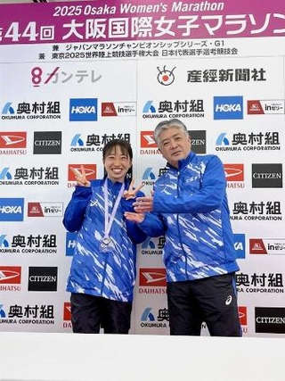 　女子マラソンの小林香菜（左）と大塚製薬の河野匡監督＝１月、大阪市