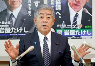 　大分県別府市で記者会見する岩屋外相＝１４日午後