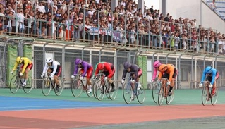 　準決勝第１０レースでゴールする１着の南修二（２）、２着の寺崎浩平（７）、３着の嘉永泰斗（３）＝福井競輪場