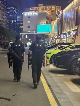 　日本人と中国人がトラブルになったとみられる場所の周辺を警戒する警備員＝１３日、中国江蘇省蘇州（共同）
