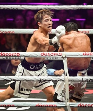 　１２回、ムロジョン・アフマダリエフ（右）を攻める井上尚弥＝ＩＧアリーナ