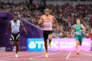 　男子４００メートル予選　力走する中島佑気ジョセフ（中央）＝国立競技場