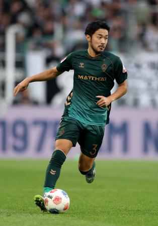 　サッカーのドイツ１部リーグで、アウェーのボルシアＭＧ戦にフル出場したブレーメンの菅原由勢＝１４日、メンヘングラッドバッハ（ゲッティ＝共同）
