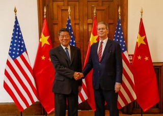 　中国の何立峰副首相（左）と米国のベセント財務長官＝１４日、スペイン・マドリード（米財務省提供・ロイター＝共同）