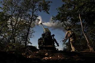 　ロシア軍陣地を砲撃するウクライナ軍＝１３日、ウクライナ南部ザポリージャ州（ロイター＝共同）