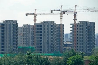 　中国遼寧省丹東市で建設中の建物＝８月（共同）