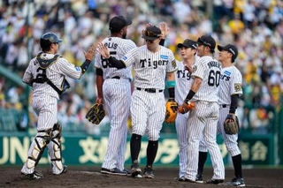 　中日に勝利し、タッチを交わす佐藤輝（左から３人目）ら阪神ナイン＝甲子園