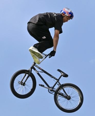 　パーク男子で優勝した中村輪夢＝福岡県営筑後広域公園ＢＭＸパーク