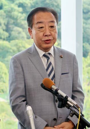 　和歌山市で取材に応じる立憲民主党の野田代表＝１５日午後
