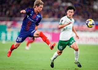 　ＦＣ東京-東京Ｖ　後半、先制ゴールを決めるＦＣ東京・長倉（左）＝味スタ