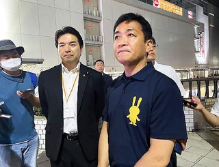 　水戸市で記者団の取材に応じる国民民主党の玉木代表＝１５日午後