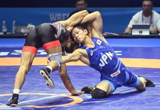 　男子フリースタイル６５キロ級準々決勝でロシア出身選手（左）と対戦する清岡幸大郎＝ザグレブ（共同）