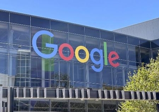 　米グーグル本社のロゴ＝２０２４年８月、カリフォルニア州マウンテンビュー