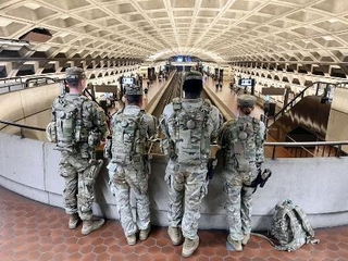 　米首都ワシントンの駅に配備された州兵＝４日