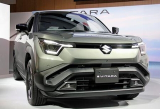 　スズキのＥＶ「ｅビターラ」＝１６日午前、東京都港区