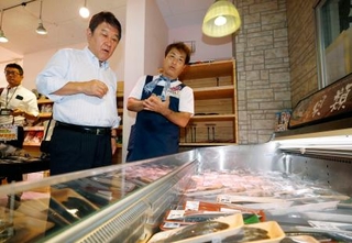 　スーパーマーケットを視察する自民党の茂木前幹事長（左）＝１６日午前、東京都練馬区