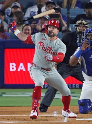 　ドジャース戦の１回、５３号ソロを放つフィリーズのシュワバー＝ロサンゼルス（共同）