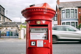 　英国のロイヤルメールが全国に導入する新型ポスト（ロイヤルメール提供・共同）