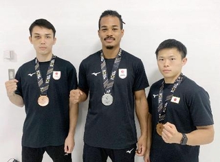 　アマチュアボクシングの世界選手権から帰国した（左から）北本隼輔、岡沢セオン、牧野草子＝１６日、成田空港