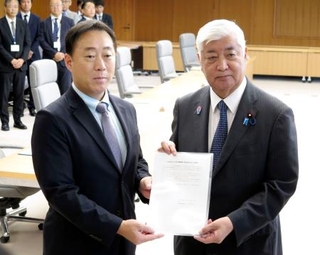 　中谷防衛相（右）に要請書を手渡す山口県岩国市の福田良彦市長＝１６日午後、防衛省
