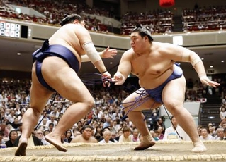 　阿炎（左）を攻める大の里。押し倒しで下す＝両国国技館