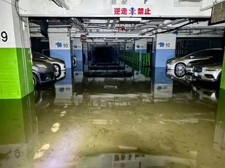 　排水作業が進む「くすの木パーキング」の地下２階＝１６日午前、三重県四日市市（国交省提供）