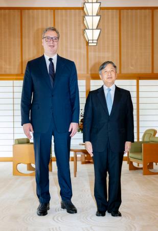 　セルビアのブチッチ大統領と記念撮影される天皇陛下＝１６日午前、皇居・御所（宮内庁提供）