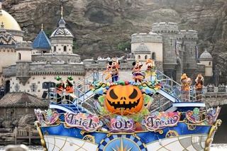 　東京ディズニーシーで報道陣に公開された「ディズニー・ハロウィーン」のプログラム＝１６日午後、千葉県浦安市