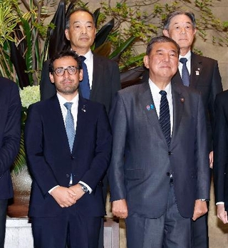 　ＥＵ欧州委のセジュルネ上級副委員長（手前左）と写真に納まる石破首相（同右）＝１６日午後、首相官邸