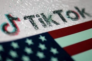 　ＴｉｋＴｏｋ（ティックトック）のロゴ（上）と米国旗（ロイター＝共同）