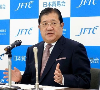 　記者会見する日本貿易会の安永竜夫会長＝１７日午前、東京都千代田区