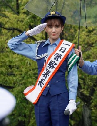 　京都・南署の一日署長に就任した俳優の前田敦子さん＝１７日午前、京都市南区