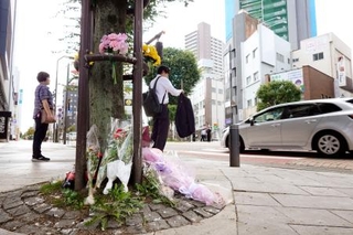 　１月に受験生が軽乗用車にはねられ死亡した事故現場付近に手向けられた花＝１７日午後、福島県郡山市