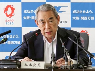 　記者会見する関西経済連合会の松本正義会長＝１７日午後、大阪市北区