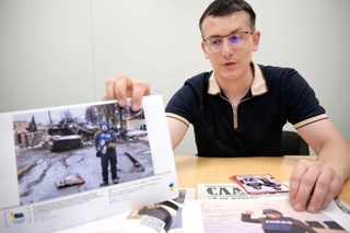 　前線の取材活動の様子を語るウクライナ・ジャーナリスト同盟のセルギー・トミレンコ会長＝１０日