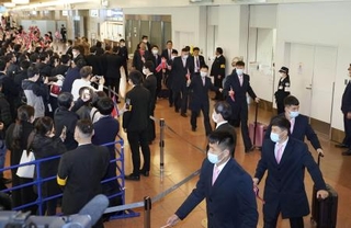 　サッカーＷ杯アジア２次予選のため、羽田空港に到着した北朝鮮男子代表の選手ら＝２０２４年３月