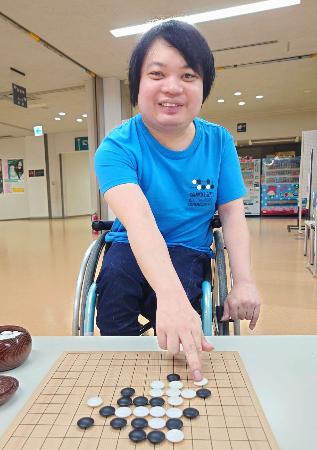 　五目並べを競技化した連珠で世界一になった中山智晴さん＝７日、群馬県内